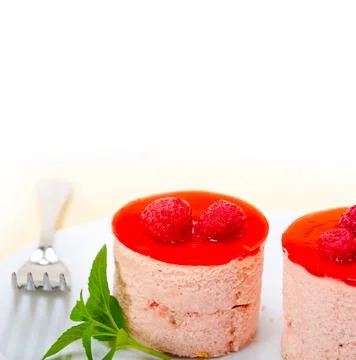 Fresh raspberry cake mousse dessert Foto stock