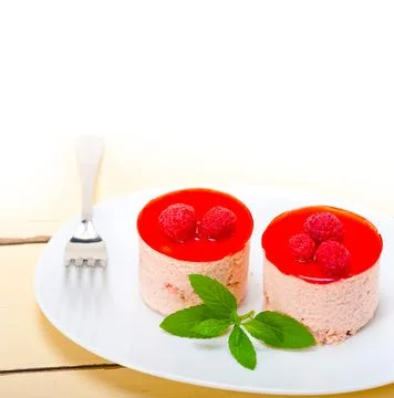 Fresh raspberry cake mousse dessert Foto stock