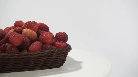 Fresh raspberry on a white wooden table, rotation 360 degrees. Video stock 91087316