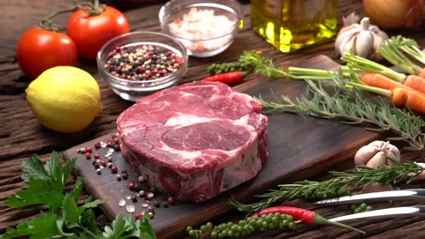 Fresh raw beef meat on a cutting board Видео 152751325