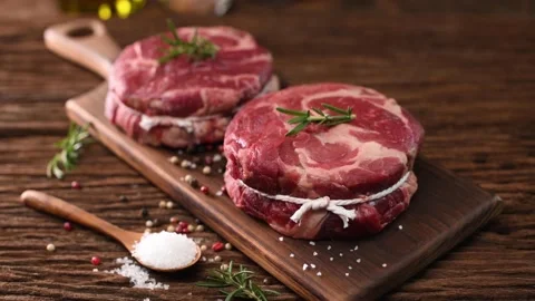 Fresh raw beef meat on a cutting board Видео 152751728