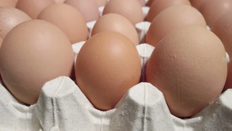 Fresh raw brown hen eggs in an egg container Vídeo Stock 227912792
