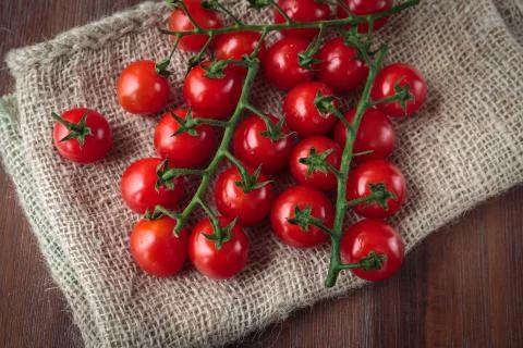 Fresh raw cherry tomatoes Stockfoto's