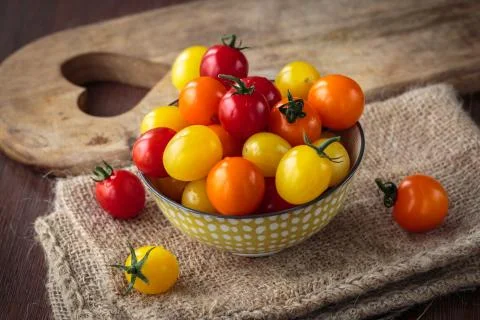 Fresh raw cherry tomatoes Stockfoto's
