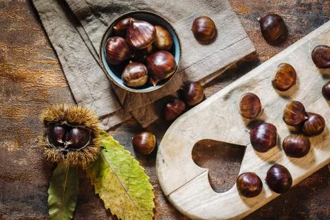 Fresh raw chestnuts Stockfoto's