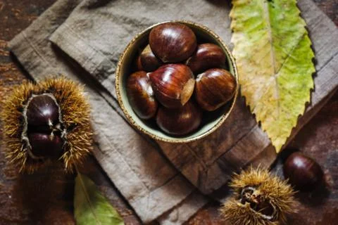 Fresh raw chestnuts Foto stock