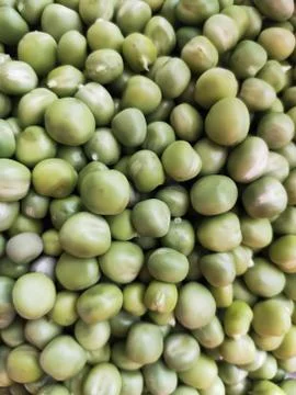 Fresh raw green peas in bulk, vegetarian protein food Stock Photos