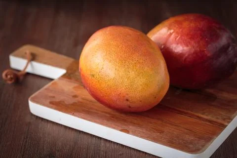 Fresh raw mango fruit Stockfoto's