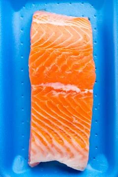 Fresh raw salmon in plastic container, close up view. Foto stock