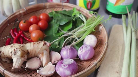 Fresh raw Thai herb for Thai cooking, lemongrass chilies galangal cilantro root Видео 155308403