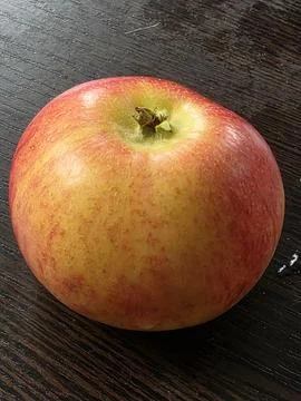 Fresh red apple dark surface Fotos Stock