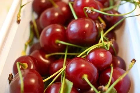 Fresh red cherries in a box Stockfoto's