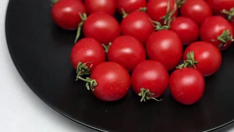 Fresh Red Cherry Tomatoes On A Black Plate. Dolly In. Slider Shot. Close Up. Vídeos de archivo 150822715