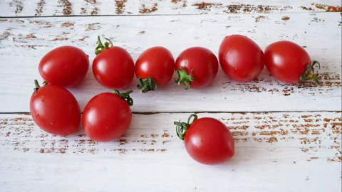 Fresh red delicious tomatoes cherry in the raw shape on an wooden background, Stockbeeldmateriaal 132314170
