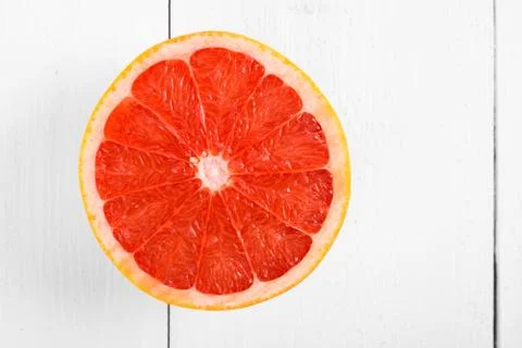 Fresh Red Grapefruit Slice On Table Foto stock