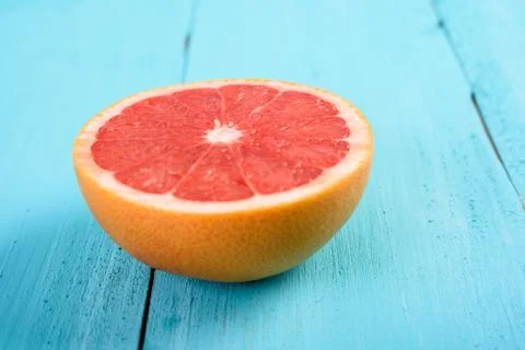 Fresh Red Grapefruit Slice On Table Stock-Fotos