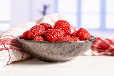 Fresh red raspberry with blue window Foto stock