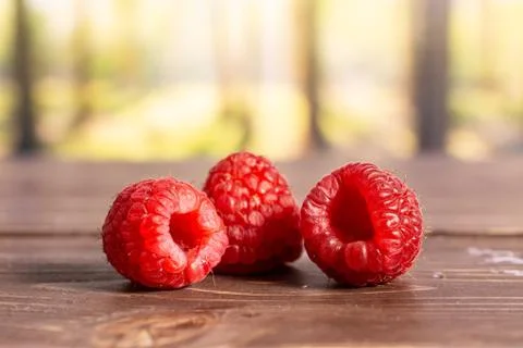 Fresh red raspberry with forest behind Foto stock