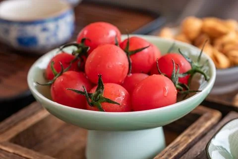 Fresh red tomatoes displayed on a light green bowl Foto stock