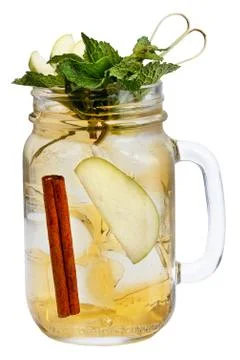 Fresh refreshing drink with ice cubes in Mason jars with apple, cinnamon and  Foto stock