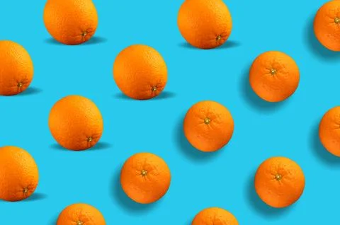 Fresh repeating orange fruit on blue background Stock-Fotos