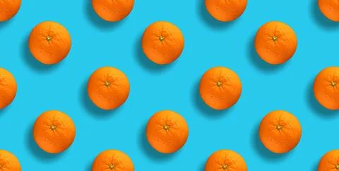Fresh repeating orange fruit on blue background Stock-Fotos