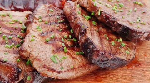 Fresh ripe roasted beef meat on wooden plate 库存影片 58806499