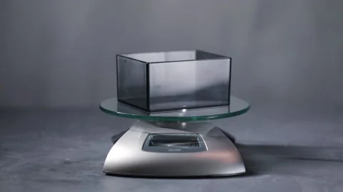 Fresh roasted coffee beans falling to scales Vídeos de archivo 168571446