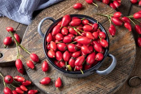 Fresh rose hips on a rustic table Foto stock