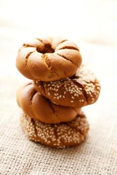 Fresh rustic wholegrain bread or bagels Stock-Fotos
