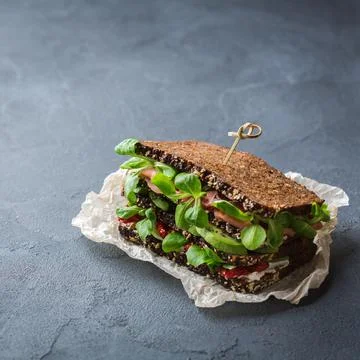 Fresh rye bread sandwich with ham, lettuce and tomato Foto stock