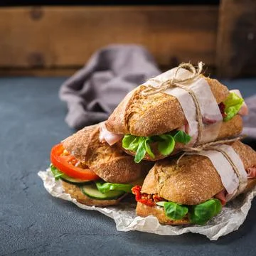 Fresh rye bread sandwich with ham, lettuce and tomato Foto stock