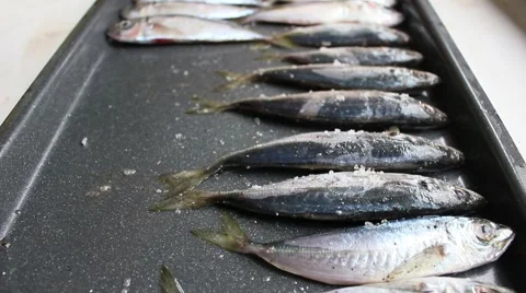 Fresh sea fish on a baking sheet 2 Vídeo Stock 48540971