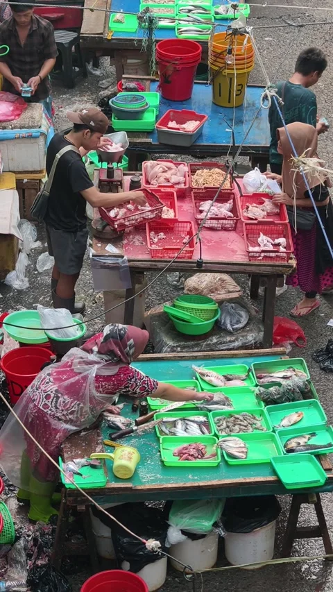 Fresh Seafood and Local Commerce at the Busy Pasar Minggu Traditional Market 動画素材 340015685