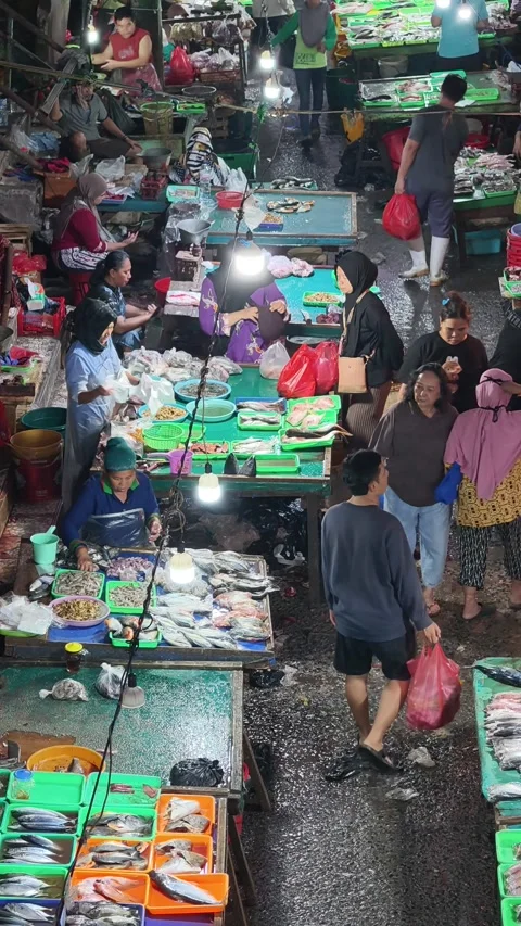 Fresh Seafood and Local Commerce at the Busy Pasar Minggu Traditional Market 動画素材 340015771