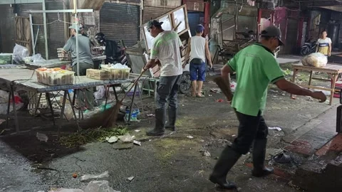 Fresh Seafood and Local Commerce at the Busy Pasar Minggu Traditional Market 動画素材 340016260