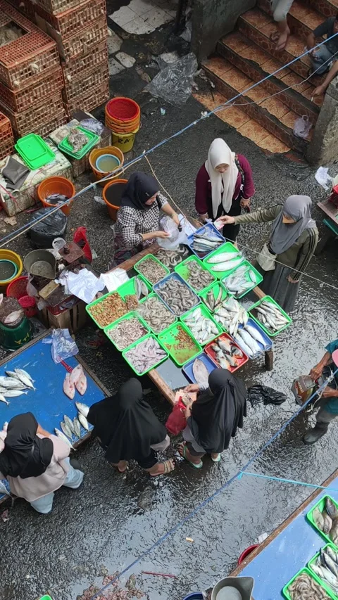 Fresh Seafood and Local Commerce at the Busy Pasar Minggu Traditional Market 動画素材 340016707