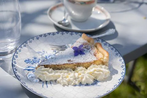 Fresh self made easter pie with flower decoration and coffee outdoor. Foto stock