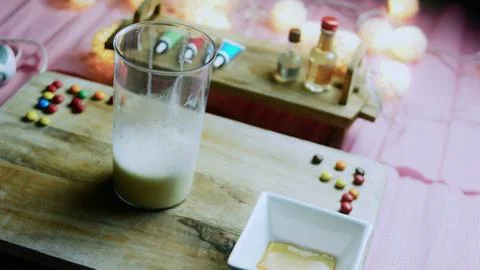 Fresh serving study of blending custard with an immersion mixer Foto stock
