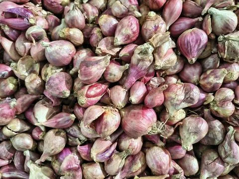Fresh shallots background close up at local market Fotos Stock