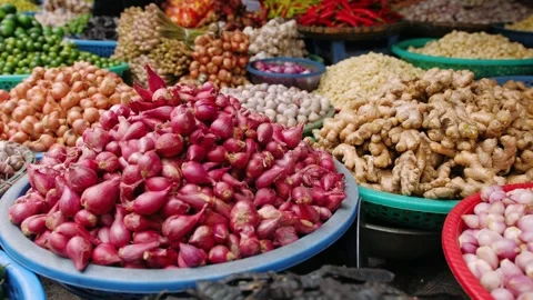 Fresh shallots, garlic, ginger and spices at a traditional vietnam food mar.. Stock Footage 337002896