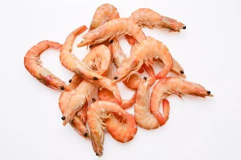 Fresh shrimp arranged on a white surface ready for cooking or serving in a me Stock-Fotos