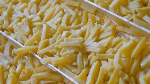 Fresh sliced potatoes Stockbeeldmateriaal 90982015