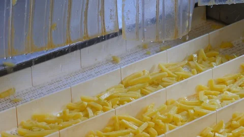 Fresh sliced potatoes Stockbeeldmateriaal 90982043