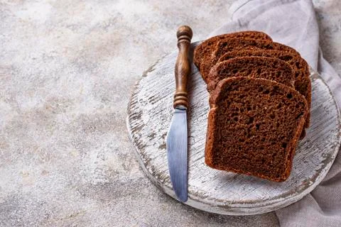Fresh sliced rye bread on light background Foto stock
