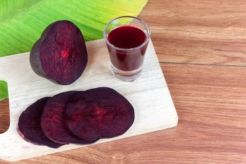 Fresh slices red beet root and juice Foto stock