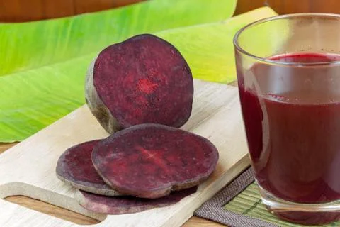 Fresh slices red beetroot Foto stock
