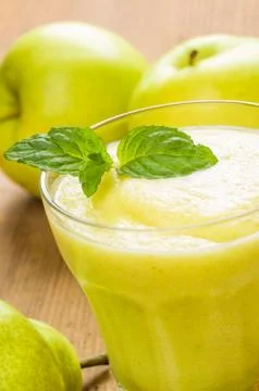 Fresh smoothie made from kiwi, pears and apples 库存照片