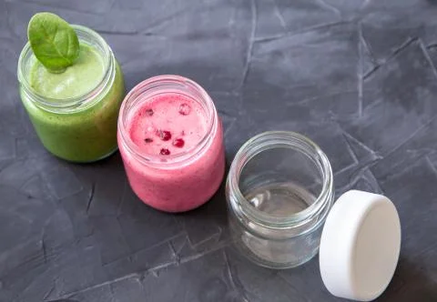 Fresh smoothie variations in jars ans an empty jar Foto stock