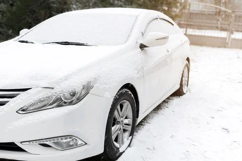 Fresh Snow layer on windscreen, windshield, window of car in driveway parki.. Stock Photos